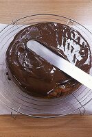 Sachertorte backen (7): Torte mit Glasur überziehen