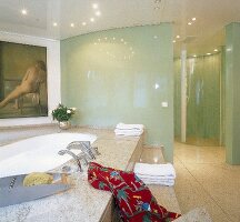 Großzügiges Badezimmer, Vordergrund: Badewanne, Hintergr. Dusche