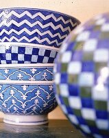 Ein Stapel Keramikschüsseln mit indischen Mustern