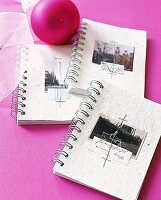 Drei Notizbücher mit nostalgischen Schwarzweißphotos auf dem Umschlag