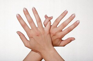 Yoga f. d. Hände: die kleinen Finger sind ineinander verhakt