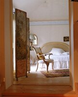 Romantisches Schlafzimmer mit Paravent nach pompejanischem Vorbild