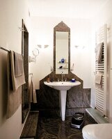 Luxusbad mit Granit, Blick auf den Waschplatz