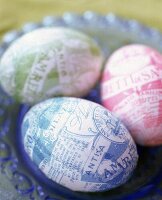 Eier mit Papier italienischer Amarettokekse in Pastellfarben beklebt