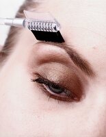 Augen-Make-up,mit der Brauenbürste in Form bringen 4