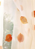 Transparenter weisser Vorhangvoile mit Blätter aus Stoff benäht