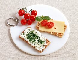 2 Scheiben pikantes Knäckebrot mit Cocktailtomaten