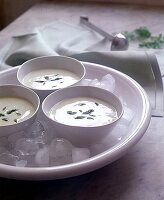 Geeiste Spargel-Velouté (Suppe), Schaelchen stehen auf Eis, Nr.2