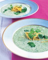 Kresserahmsuppe mit Kräutern und gebratenen Kartoffelstäbchen