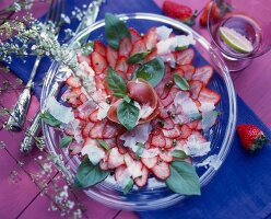 Erdbeer-Carpaccio mit Pecorino + Parmaschinken