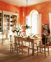 Eßzimmer eingerichtet im Stil der Provence mit Buchenholzmöbeln