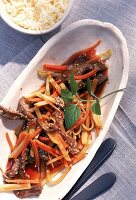 Rindfleisch mit Sesam, Kohlrabi+ Karottenstreifen