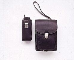 Schwarze Mini-Tasche und Handy-Bag. 