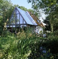 Wintergarten mit Dach und Wänden aus Glas