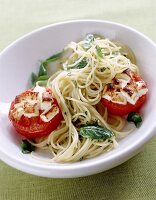 Spaghetti mit gegrillten Tomaten, Schafkäse und Basilikum