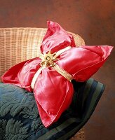 Geschenk, verpackt in einen Satin kissenbezug in pink