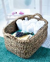 Handtücher und Waschlappen in einem Korb aus Kokosfasern