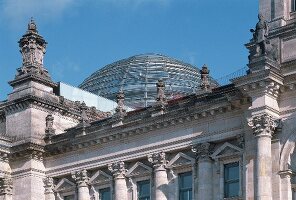 Reichstag Berlin: Nahaufnahme des Dach-Reliefs und der Kuppel