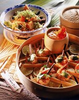 Asia-Salat und Garnelen mit Knoblauch