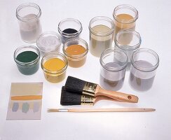 Gläser mit verschiedenen Farben, 3 Pinsel, eine Farbkarte