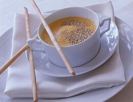 Möhren - Orangen - Suppe mit geröstetem Sesam