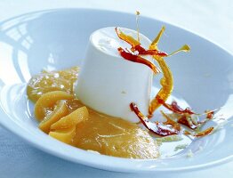 Dessert: Sahnegelee auf Aprikosenpüree mit Orangenlikör