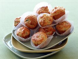 Häppchen: pikante Muffins mit Käse u. Zucchini
