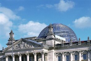 Reichstag Berlin: Nahaufnahme des Dach-Reliefs und der Kuppel