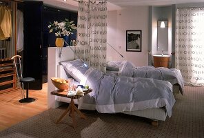 Schlafzimmer mit Raumteiler,Vorhang, verschiebbaren Betten