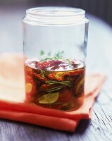 Getrocknete Tomaten in Öl eingelegt in einem Glas