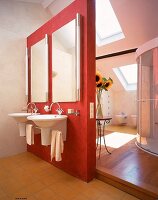 Badezimmer unterm Dach mit eingezogener Wand in rot, 2 Waschbecken