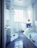 Badezimmer mit Badewanne mit Whirlsystem und runder Dusche