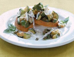 Knoblauchbrot mit gerösteten Zucchin i.