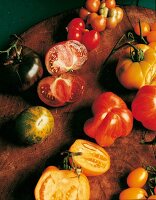 Verschiedene Sorten Tomaten, teilweise aufgeschnitten