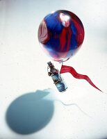 Ein Luftballon und "Flieger"-Bier: Gutschein zum Thema Ballonfahrt