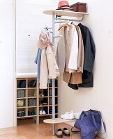 Garderobe mit zwei Holzablagen und senkrechter Stange mit Aufhänger