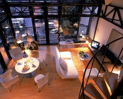Wohn- u. Eßzimmer, minimalistische Einrichtung, stimmungsvolles Licht
