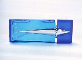 Parfumflakon von Bernd Berger mit "Viventy" in blauer Flasche
