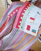 Patchwork-Decke, verschiedenfarbige Stoffstreifen.