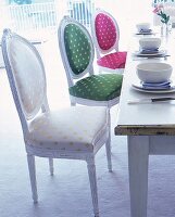 Drei Elegante Medaillon-Stühle mit weißem,grünem und pinkfarbenem Stoff
