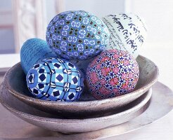 Eier mit versch. Orientalischen Motiven in einer Schale