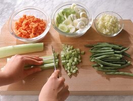 Italienische Minestrone: Gemüse vorbereiten,Step: 1