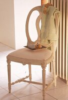 Weißer Stuhl im Barockstil,Rückenlehne mit mintfarb.Handtuch.X