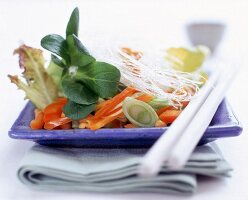 Asiatischer Salat mit Koriander und frittierten Glasnudeln