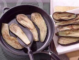 Auberginen in der Pfanne anbraten, für Moussaka.Step: 1