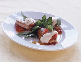Schweinemedaillons mit Tomaten, Basilikum und Mozzarella