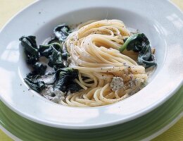 Spaghetti mit Blattspinat und Schafs käse