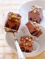 Walnuss-Brownies mit Schokoladenüberzug und Perlen