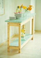 Holztisch mit zwei Etagen, Ablage u. Platte mit Mosaikfliesen