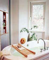 Ovale weiße Badewanne mit Holzablage 